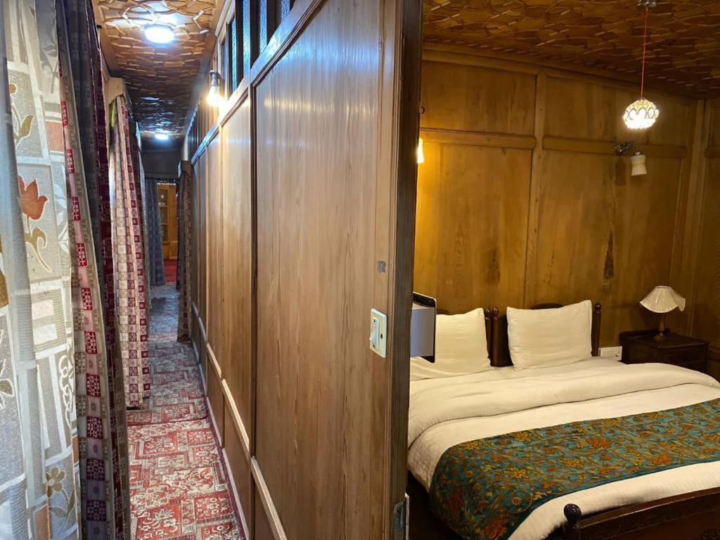 Nazneen Group Of Houseboats Srinagar  Exterior photo