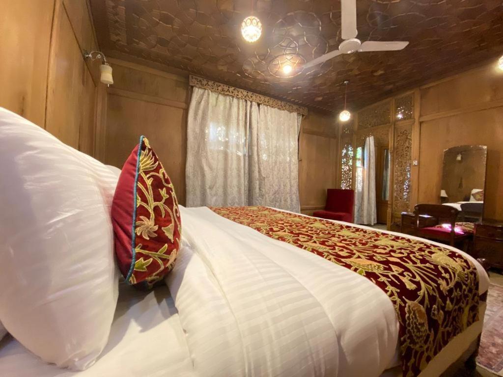 Nazneen Group Of Houseboats Srinagar  Room photo